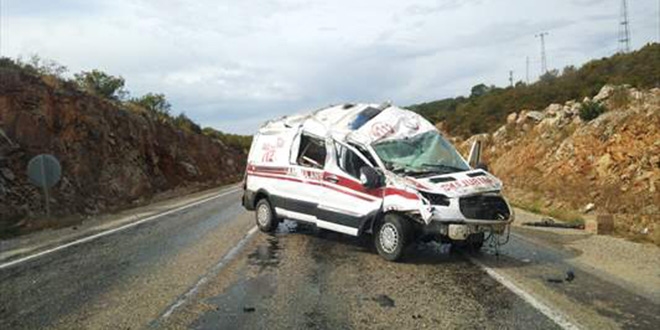 Bilecik'te devrilen ambulanstaki 2 görevli yaralandı