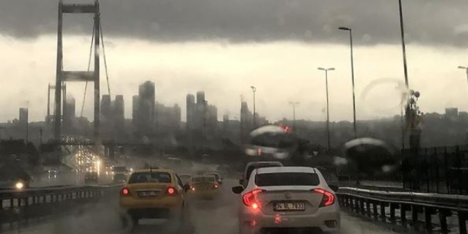 İstanbul'un bazı ilçelerinde yağış etkili oldu