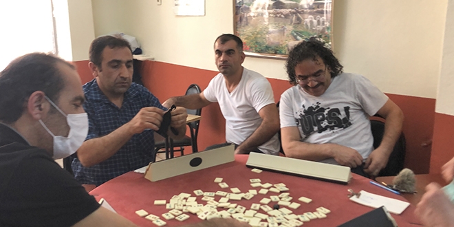 Yasağa rağmen okey masasında böyle yakalandılar