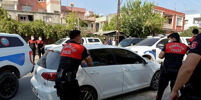 Otomobilde elinde tabancayla uyudu, polis camı kırarak müdahale etti