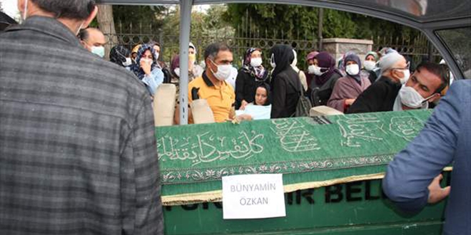 Gözünün önünde eşine ve oğluna araba çarptı, şoför tutuklandı