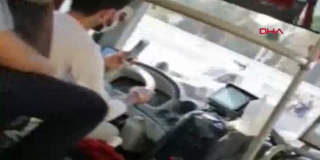 Otob�s �of�r� direksiyon ba��nda video �ekti