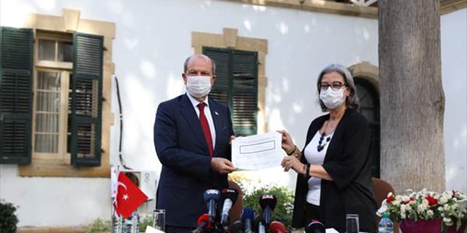 KKTC'de yeni Cumhurbaşkanı Ersin Tatar mazbatasını aldı