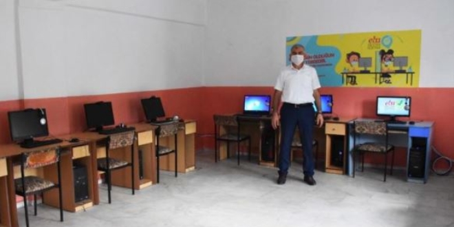 Reis müdür, atıl bilgisayarları eğitime kazandırıyor