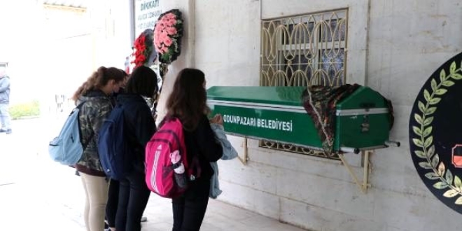 Kanser tedavisi gören Yelda öğretmen hayatını kaybetti