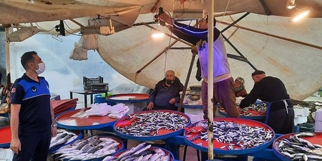 Balıkçıların mavi ışık oyunu zabıtaya takıldı