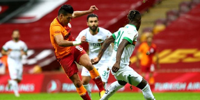 Galatasaray evinde ilk kez Alanyaspor'a yenildi