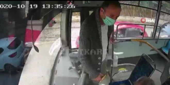 İstediği yerde inemedi, seyir halindeki otobüsün frenine bastı