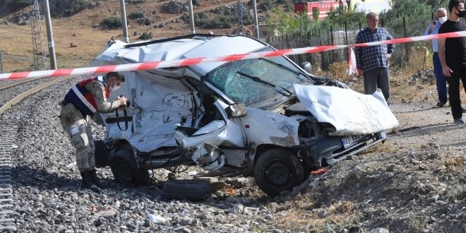 Gaziantep'te lokomotif hafif ticari araca çarptı: 2 ölü, 1 yaralı