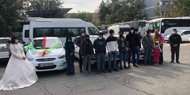 Düğün konvoyu gibi süslenen 3 araçtan göçmenler çıktı