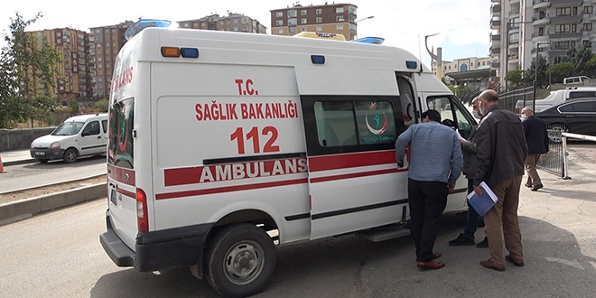 Boşanma davasına yarım saat kala eşini bıçakladı