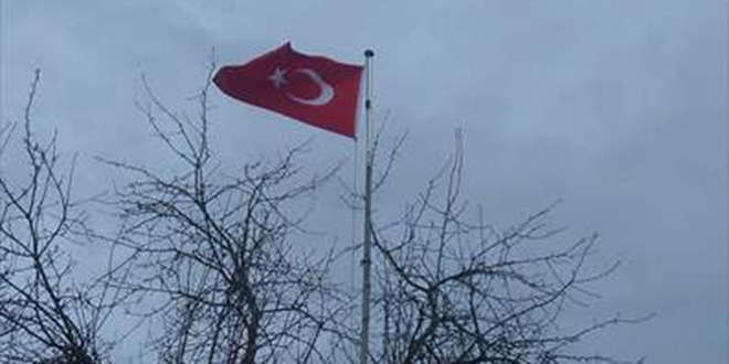 Memleketine gelemediği için değiştiremediği bayrak Kaymakamlıkça yenilendi