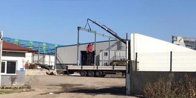 Kiracı olduğu fabrikayı tahliye ederken, binayı söküp götürdü