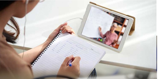 Online eğitimde kulaklıklara dikkat