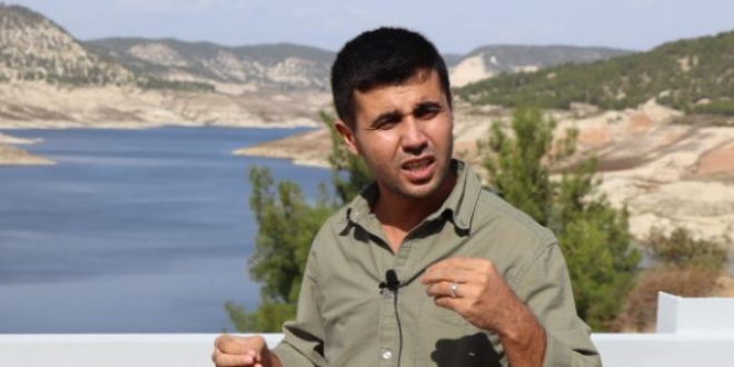 Öğrencilerin iyi anlaması için konuları yerinde anlatıyor