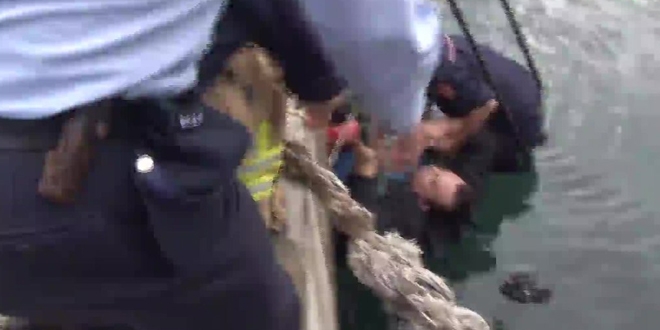 Deniz'e d��en �ahs� koronavir�s nedeniyle el uzat�p kurtarmad�lar