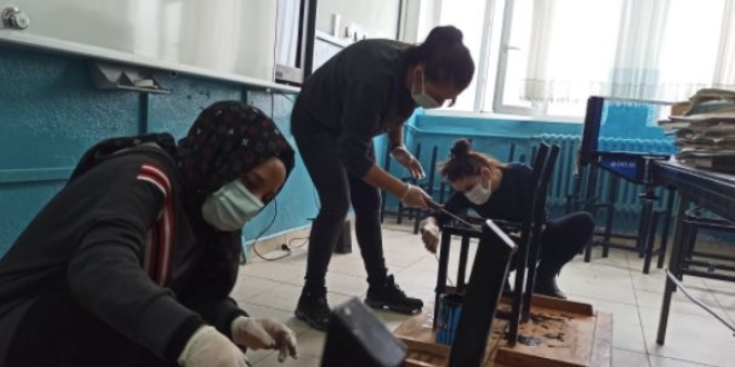 Öğretmenler öğrencileri için okulu atölyeye çevirdiler