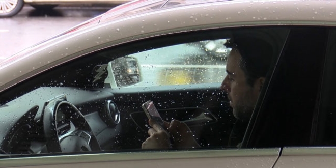 Trafikte telefon tutkusu...3 ayda 75 bin sürücüye ceza