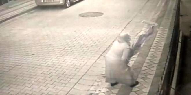 Şehit Esma Çevik'in babaevine asılan bayrağı yere attı