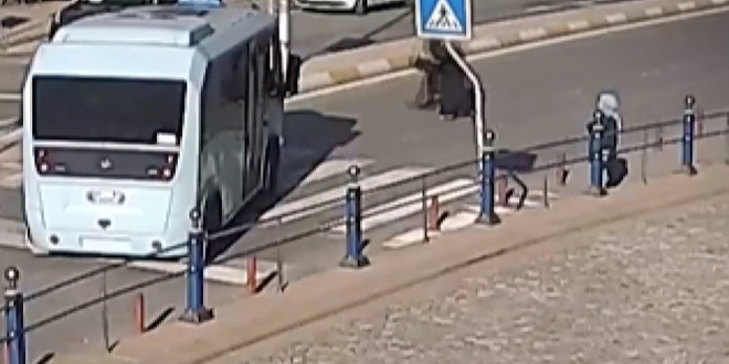 Yaşlı çift geçebilsin diye minibüsüyle yolu kapattı