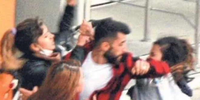 �� kad�n kavga etti, gen� adam�n imdad�na polis yeti�ti!