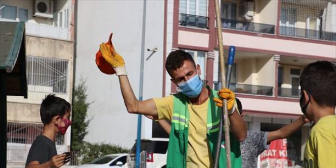 Parkta halay çekerek çalışan temizlik işçisi çevresindekilere neşe saçıyor