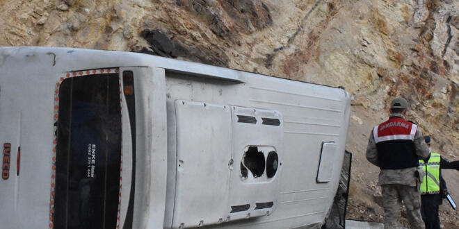 Sivas'ta tünel işçilerini taşıyan midibüs devrildi: 5'i ağır, 15 yaralı
