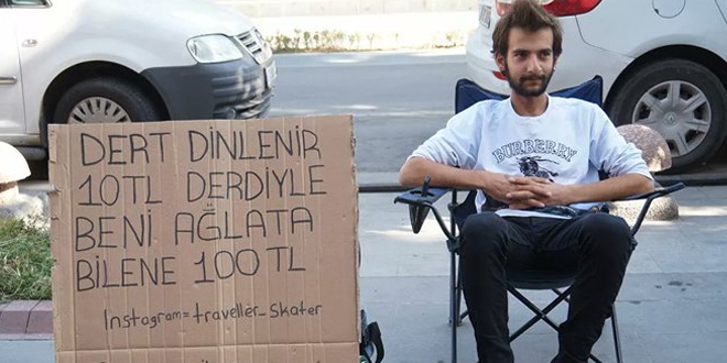 Dert dinleme başı 10 TL alan genç, derdiyle kendisini ağlatana 100 TL veriyor