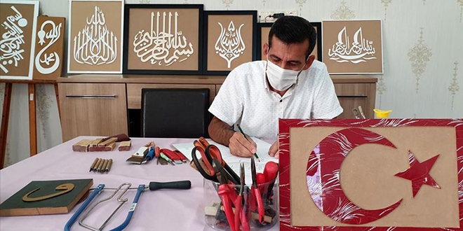 Ahmet öğretmenin atık tahtaları hat teknikleriyle işliyor