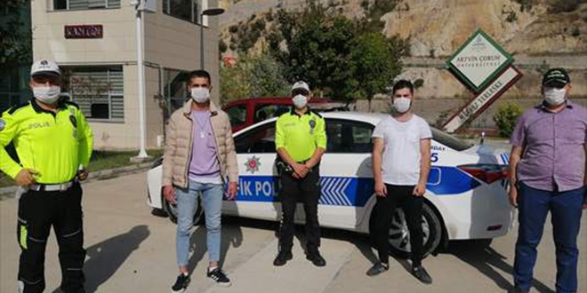 Kimliğini unutan KPSS adayının yardımına trafik polisleri koştu