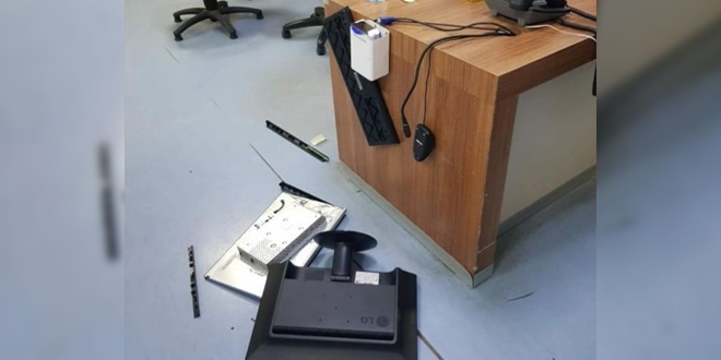 Hastaneye gelen gen� k�z, doktora k�z�p masas�n� da��tt�