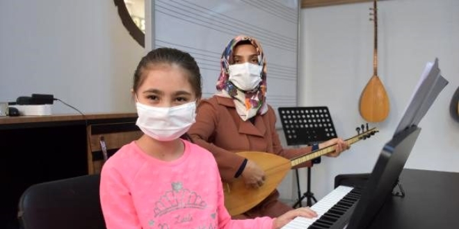 Küçük Azra, Aşık Veysel'in eserlerini piyanoyla seslendiriyor