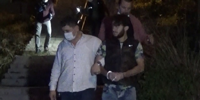 Kuzenini tüfek ve bıçakla yaraladı; ardından duş aldı