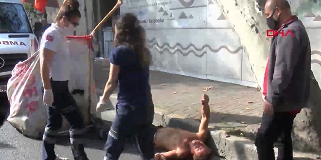 Bay�lan ka��t toplay�c�s�, yard�ma gelen sa�l�k ekibine sald�rd�