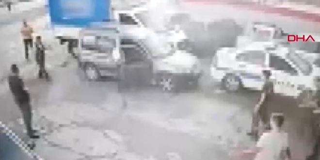 Atölyeye giren aracın altında kalmaktan son anda kurtuldu