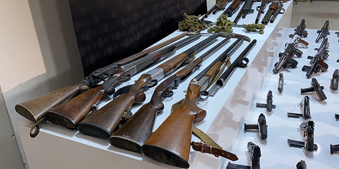 Tavuk kümesindeki gizli bölmeden silah çıktı: 19 gözaltı