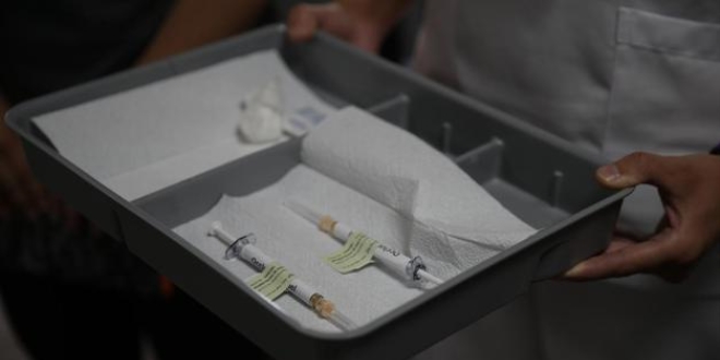 Pfizer'in ilk aşısı, Ankara'da profesörlere uygulandı