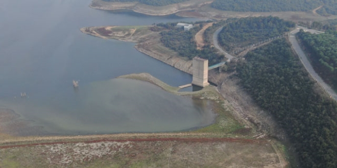 Alibeyky Baraj'nda eski elektrik direkleri ortaya kt