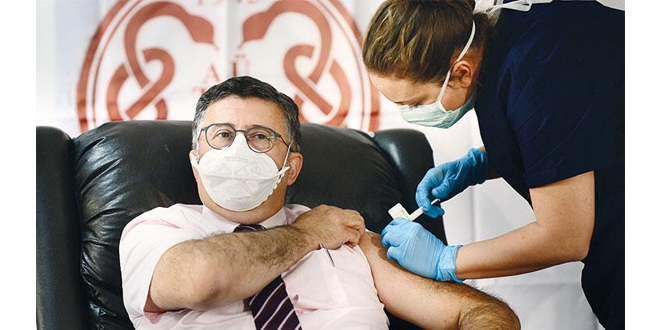 Gönüllü olan Prof. Dr. Ünal: Umarım benim aşı boş değildir