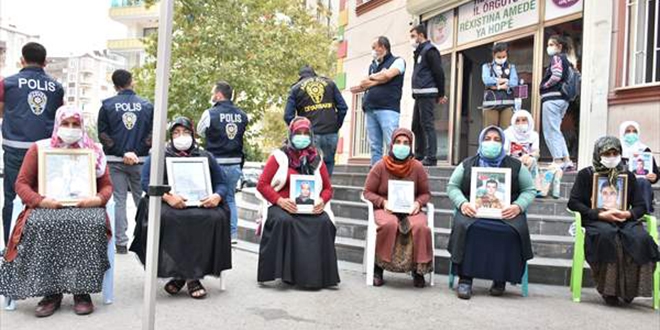 Diyarbakır'daki evlat nöbetine iki aile daha katıldı