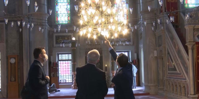 Laleli Camii'nde eleştirilere neden olan ampuller değiştiriliyor
