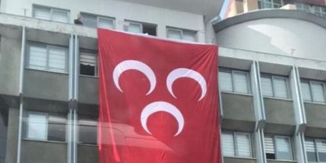 Y Partili belediye binasna MHP bayra asld