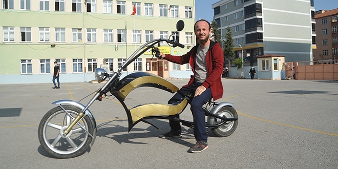 Okulun atölyesinde elektrikli motosiklet yaptı