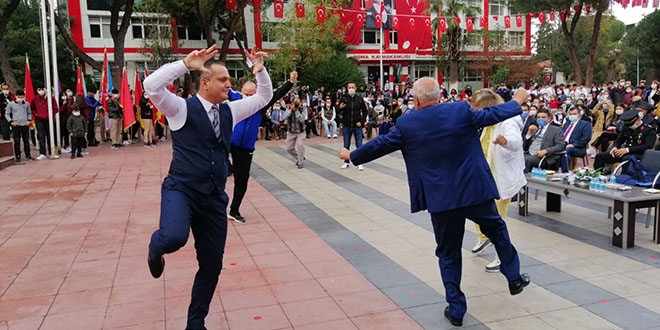 Kaymakam ve belediye başkanı 29 Ekim'i zeybek oynayarak kutladı