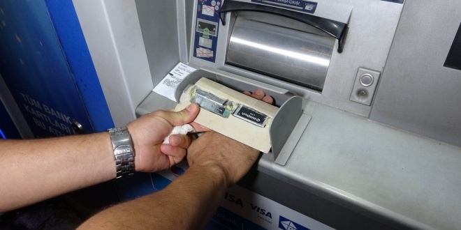 ATM'nin içinde gizli kameralı düzenek ele geçti