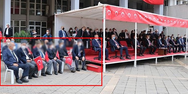 Protokol koltuğa, gaziler plastik sandalyeye oturtuldu
