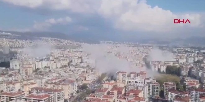 İzmir'de, yıkılan binadan 3 kişi yaralı çıkarıldı