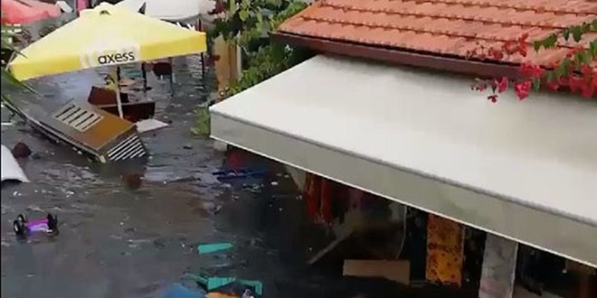 Seferihisar'da tsunami: Sokakları deniz suyu bastı