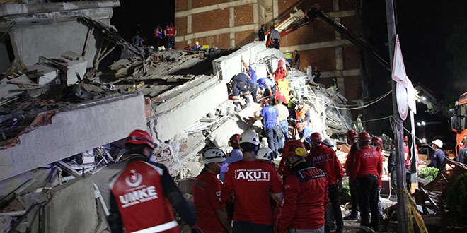 Enkazdan anne �l�, o�lu yaral� ��kt�