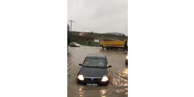 Sel suyuna kapılan araçlar böyle sürüklendi
